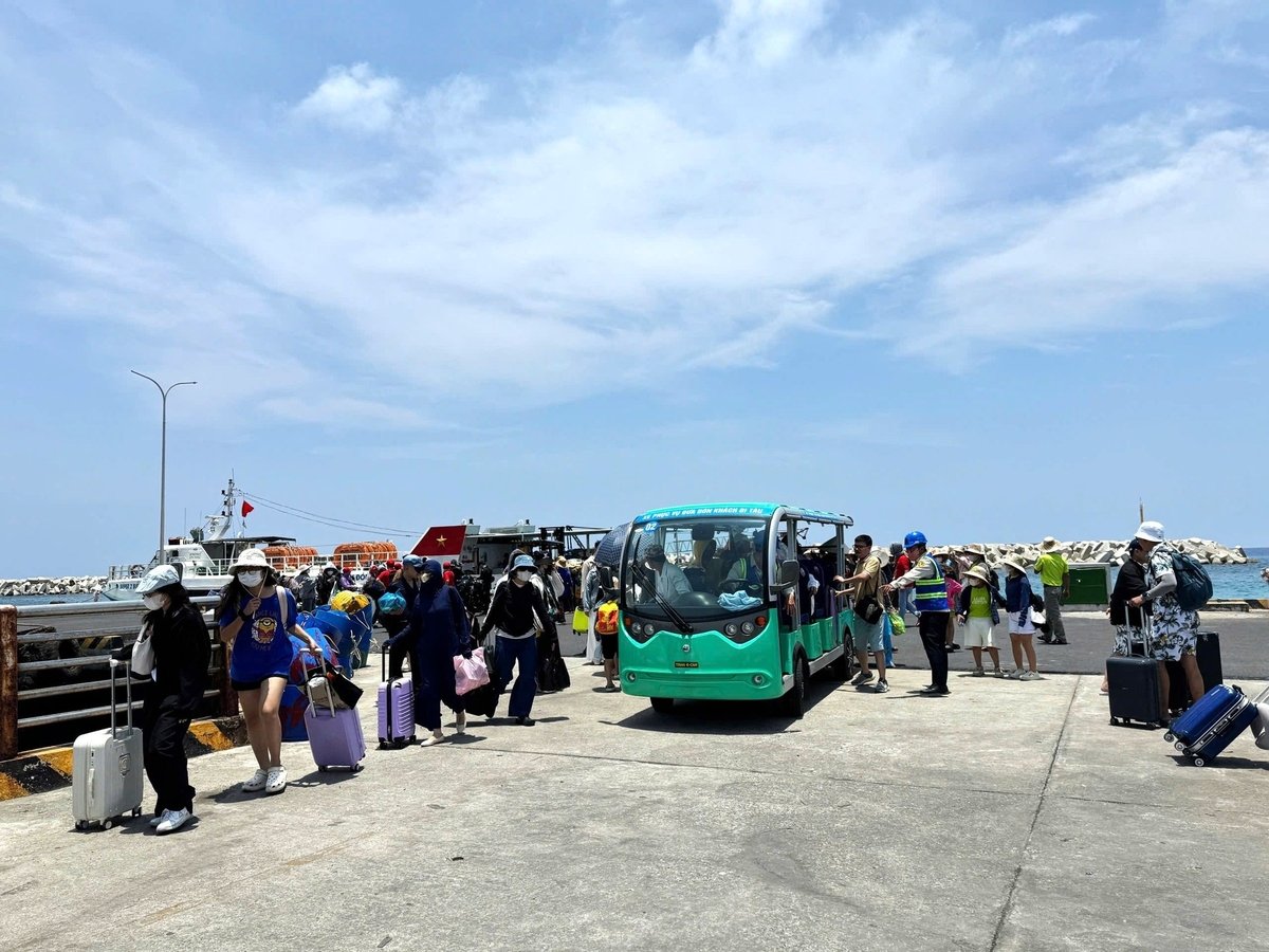 Du khách đến Lý Sơn để tham quan và nghỉ dưỡng. Ảnh: Văn Hà. Du khách đến Lý Sơn để tham quan và nghỉ dưỡng. Ảnh: Văn Hà.