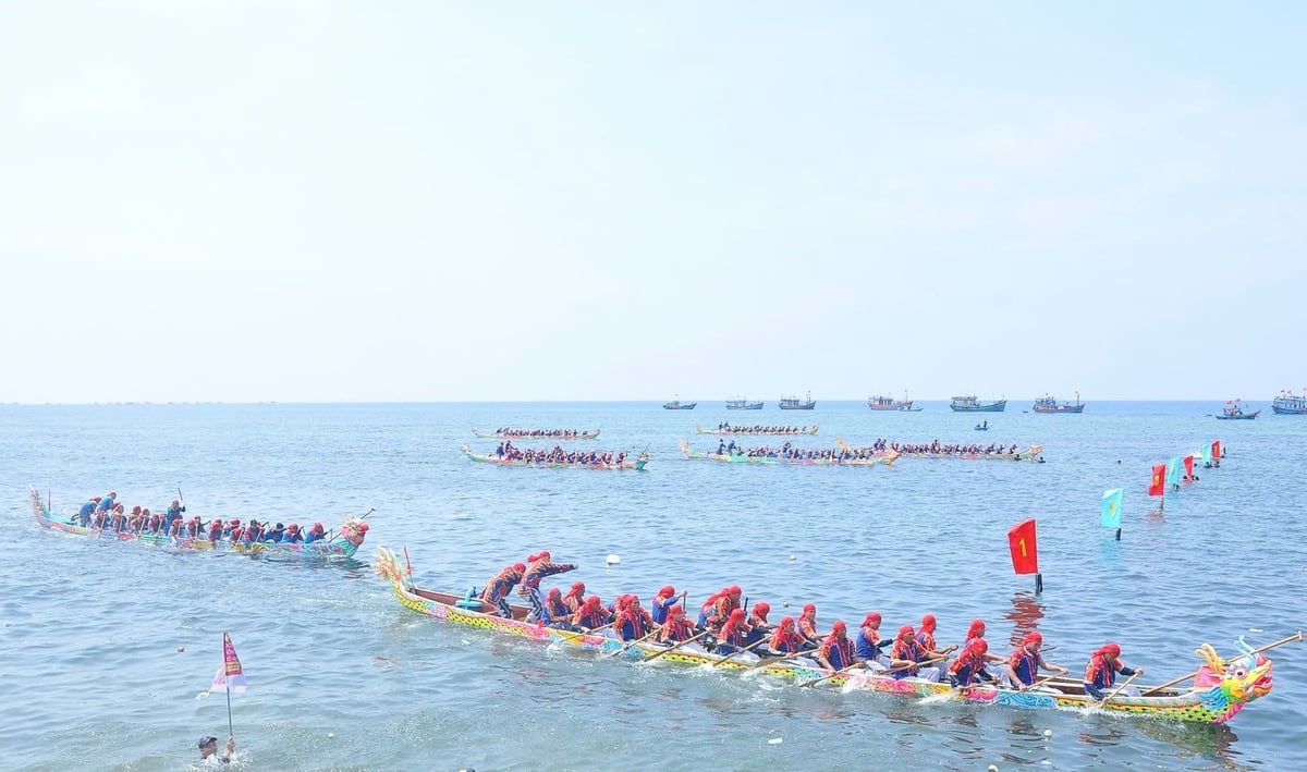 Đua thuyền tứ linh - một trong sản phẩm du lịch đặc trưng của huyện đảo. Ảnh: Văn Hà. Đua thuyền tứ linh - một trong sản phẩm du lịch đặc trưng của huyện đảo. Ảnh: Văn Hà.