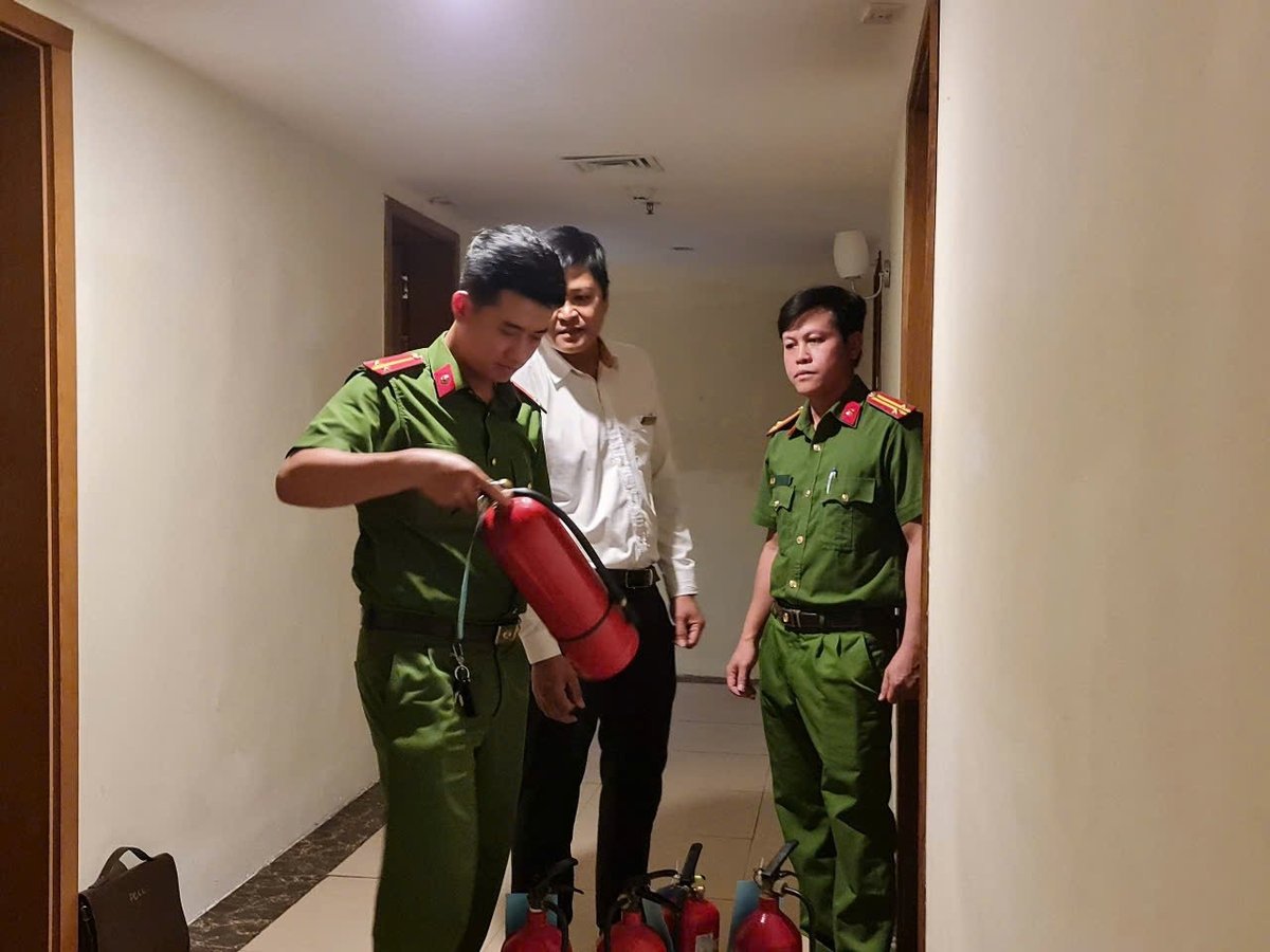 Công an kiểm tra PCCC tại một cơ sở lưu trú. Ảnh: Văn Hà. Công an kiểm tra PCCC tại một cơ sở lưu trú. Ảnh: Văn Hà.