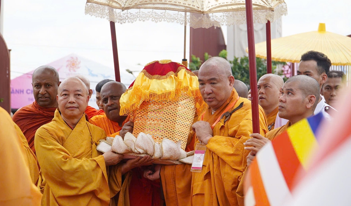Đại diện Ban trị sự Giáo hội Phật giáo Việt Nam cung thỉnh Xá lợi Đức Phật về chùa Thanh Tâm. Ảnh: Lê Bình. Đại diện Ban trị sự Giáo hội Phật giáo Việt Nam cung thỉnh Xá lợi Đức Phật về chùa Thanh Tâm. Ảnh: Lê Bình.