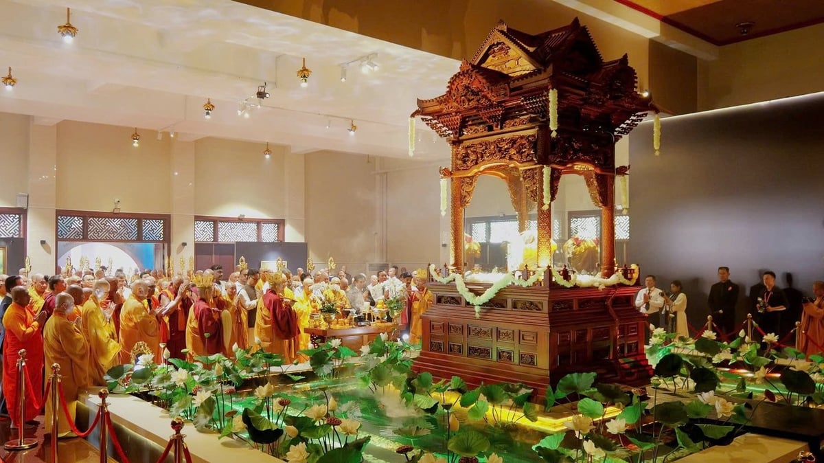 Người dân không phải mất bất cứ phí nào khi tham gia chiêm bái Xá lợi Đức Phật. Ảnh: Lê Bình. Người dân không phải mất bất cứ phí nào khi tham gia chiêm bái Xá lợi Đức Phật. Ảnh: Lê Bình.