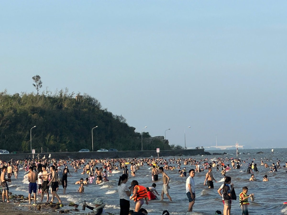 Thời tiết thuận lợi, hàng trăm nghìn người đã đổ về Đồ Sơn tắm biển. Ảnh: Đinh Mười. Thời tiết thuận lợi, hàng trăm nghìn người đã đổ về Đồ Sơn tắm biển. Ảnh: Đinh Mười.