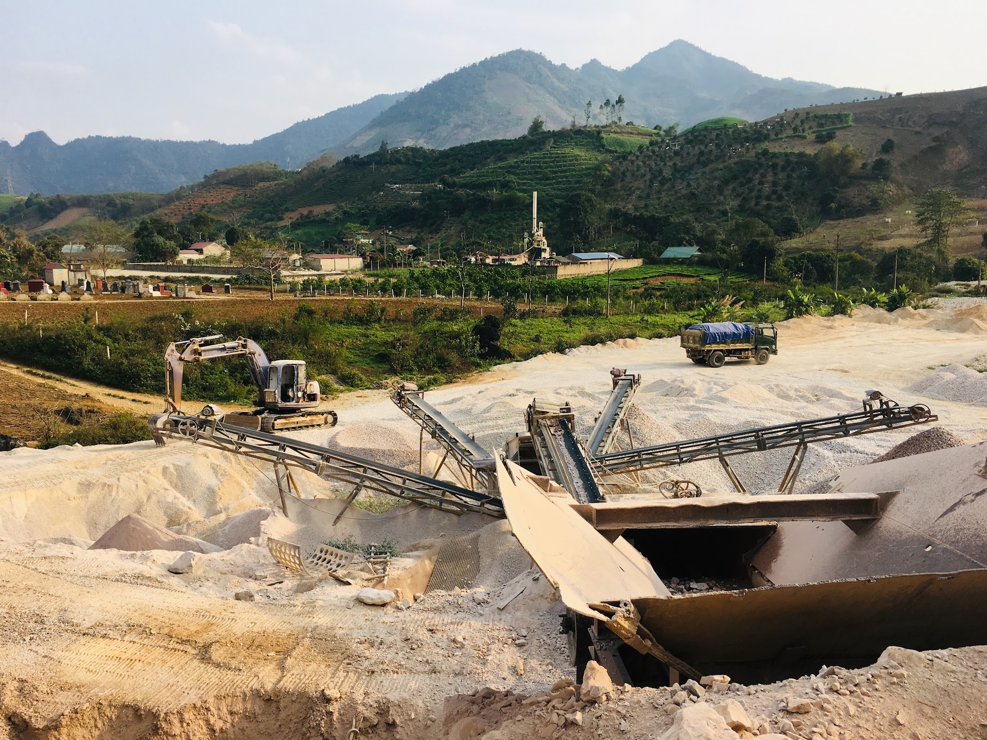 Sơn La đang chuẩn bị đấu giá quyền khai thác 5 mỏ khoáng sản làm VLXD thông thường và đất san lấp (Ảnh minh họa). Ảnh: Nguyễn Nga. Sơn La đang chuẩn bị đấu giá quyền khai thác 5 mỏ khoáng sản làm VLXD thông thường và đất san lấp (Ảnh minh họa). Ảnh: Nguyễn Nga.