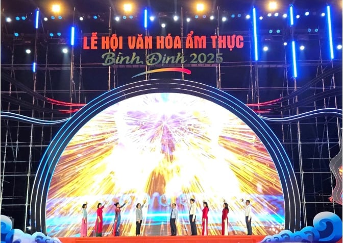 Lãnh đạo tỉnh và các đại biểu thực hiện nghi thức bấm nút khai mạc lễ hội. Lãnh đạo tỉnh và các đại biểu thực hiện nghi thức bấm nút khai mạc lễ hội.
