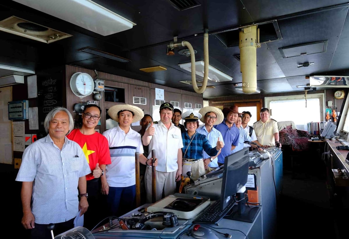 30 nhà khoa học Việt - Nga khảo sát đa dạng sinh học bờ biển phía Nam. Ảnh: Hà Anh. 30 nhà khoa học Việt - Nga khảo sát đa dạng sinh học bờ biển phía Nam. Ảnh: Hà Anh.