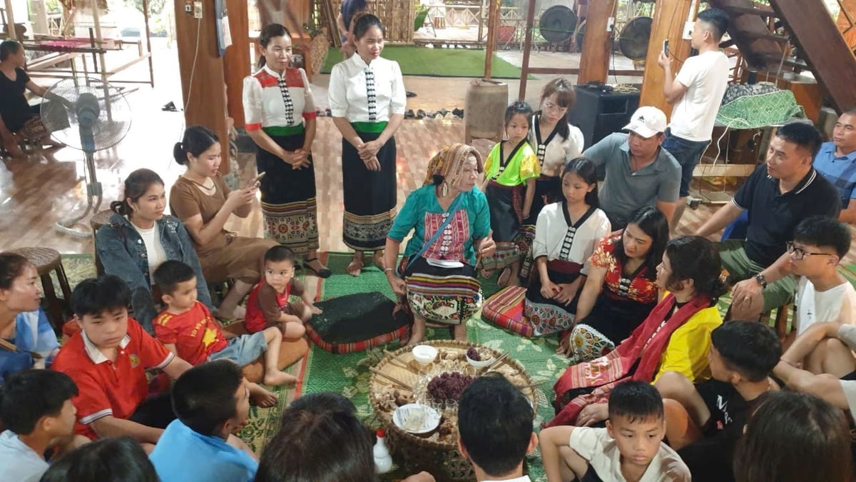 Du khách trải nghiệm phong tục làm vía, buộc chỉ cổ tay của người Thái ở Quỳ Châu. Ảnh: Đình Tiệp. Du khách trải nghiệm phong tục làm vía, buộc chỉ cổ tay của người Thái ở Quỳ Châu. Ảnh: Đình Tiệp.