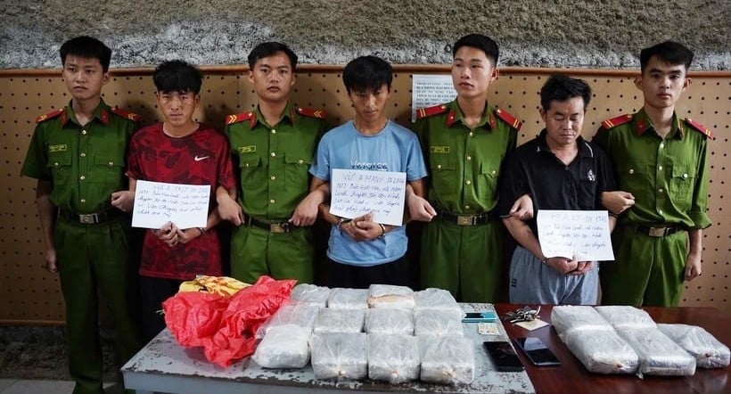 Ba đối tượng bị bắt cùng 50 bánh hồng phiến. Ảnh: TTXVN. Ba đối tượng bị bắt cùng 50 bánh hồng phiến. Ảnh: TTXVN.