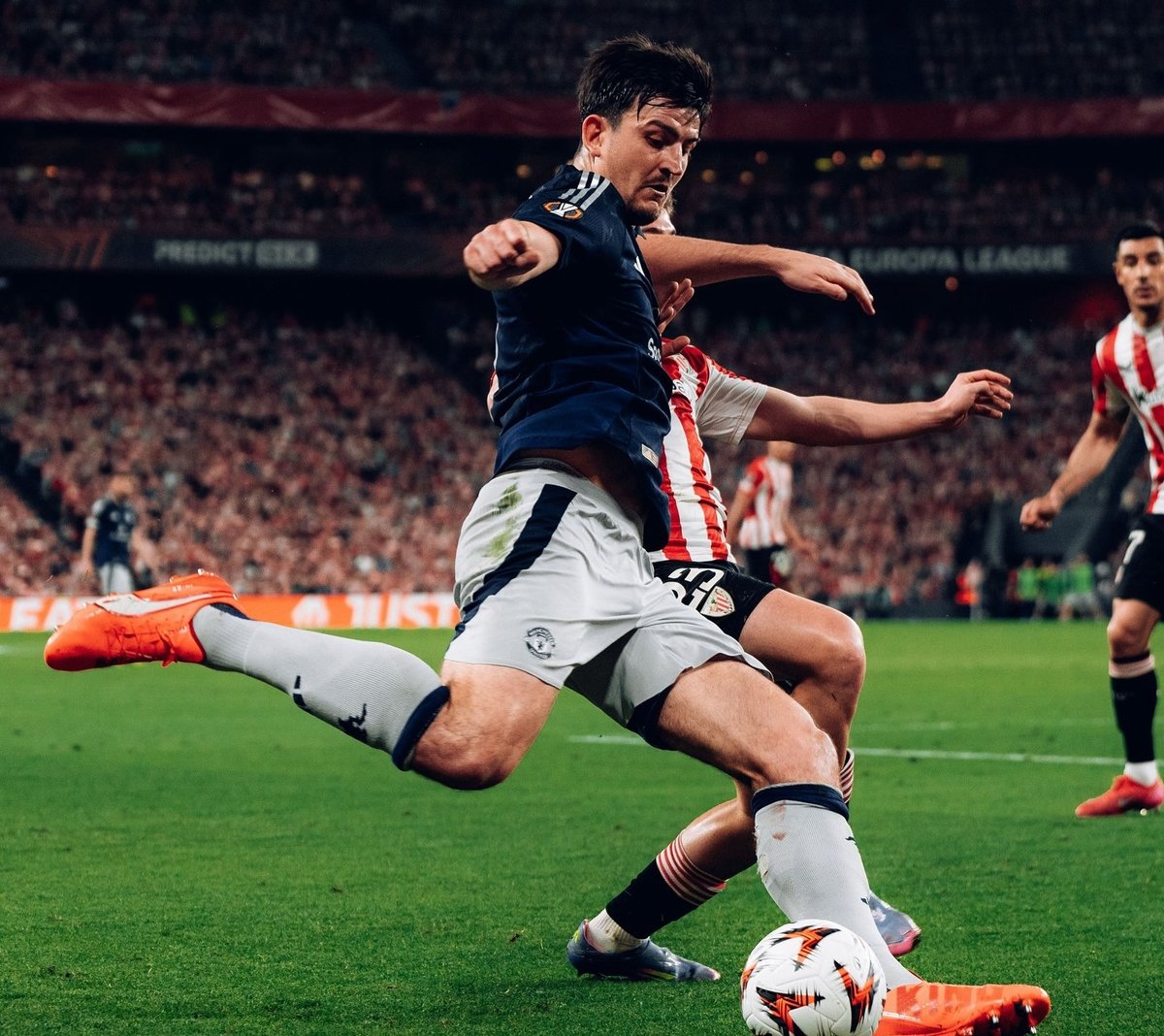 Một pha xử lý bóng của trung vệ Maguire (Manchester United) - người góp công mang lại bàn mở tỷ số cho Manchester United trong trận gặp chủ nhà Athletic Bilbao rạng sáng 2/5. Ảnh: Manchester United. Một pha xử lý bóng của trung vệ Maguire (Manchester United) - người góp công mang lại bàn mở tỷ số cho Manchester United trong trận gặp chủ nhà Athletic Bilbao rạng sáng 2/5. Ảnh: Manchester United.