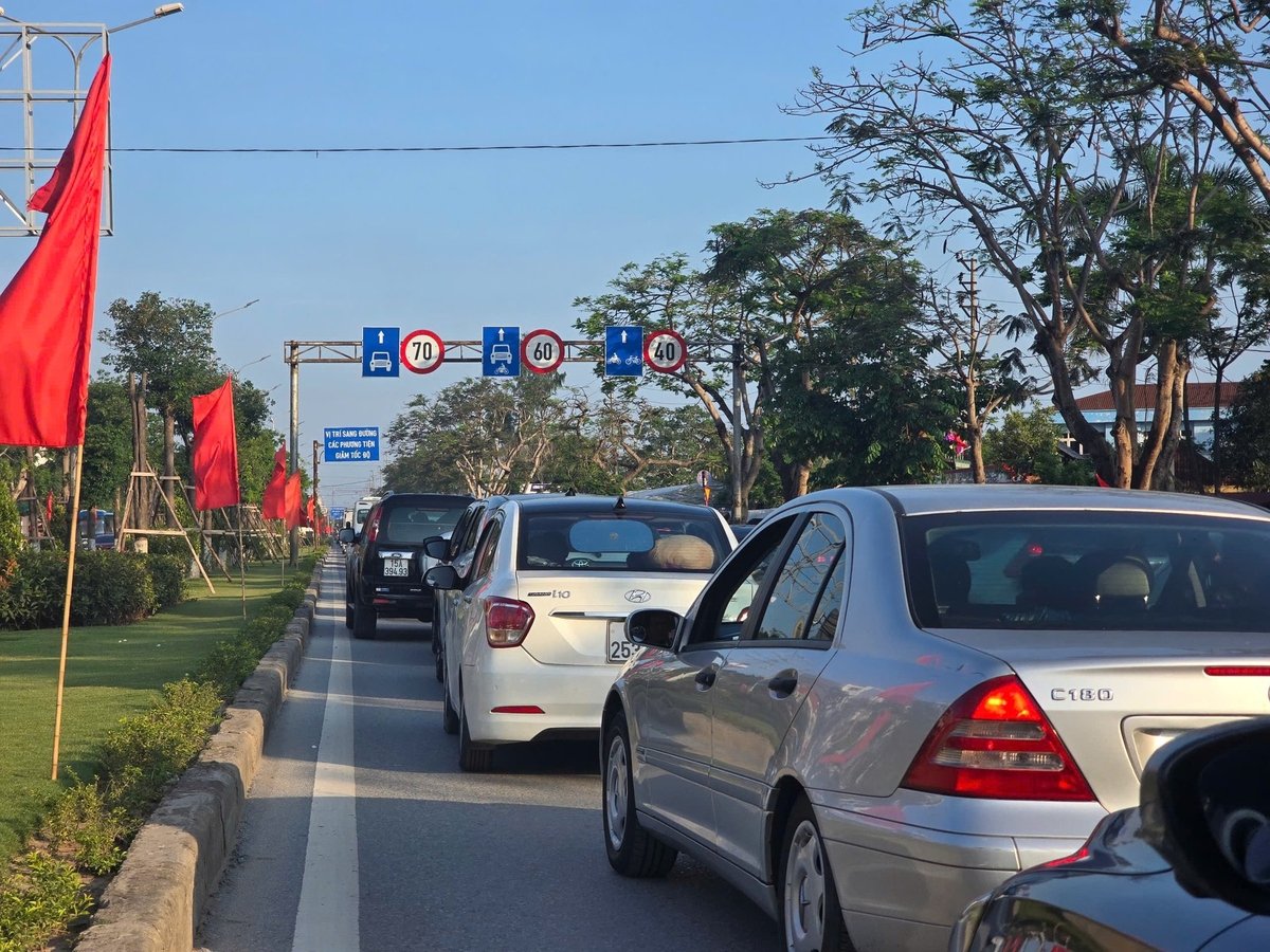 Chiều 2/5, đường hướng về Đồ Sơn bắt đầu ùn tắc từ khu vực nghĩa trang Ninh Hải, phường Anh Dũng, quận Dương Kinh. Ảnh: Đinh Mười. Chiều 2/5, đường hướng về Đồ Sơn bắt đầu ùn tắc từ khu vực nghĩa trang Ninh Hải, phường Anh Dũng, quận Dương Kinh. Ảnh: Đinh Mười.