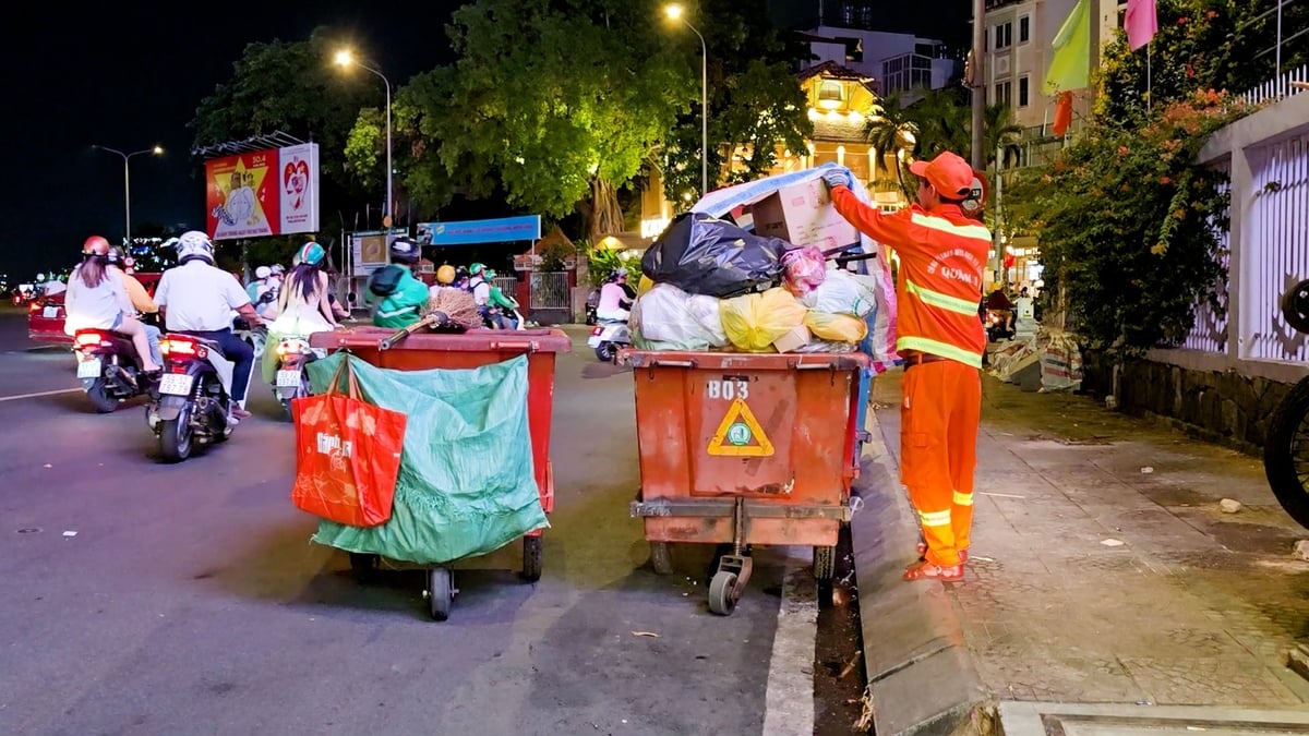 Đêm nào anh Phú cũng đi cùng anh em trong đội vệ sinh cần mẫn quét rác, dọn rác, không quản trời khuya hay nắng sớm. Ảnh: Minh Sáng. Đêm nào anh Phú cũng đi cùng anh em trong đội vệ sinh cần mẫn quét rác, dọn rác, không quản trời khuya hay nắng sớm. Ảnh: Minh Sáng.