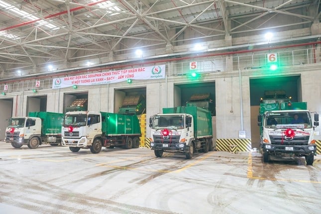 Những xe rác đầu tiên hoạt động tại Nhà máy điện rác Seraphin. Ảnh: Tiền Phong. Những xe rác đầu tiên hoạt động tại Nhà máy điện rác Seraphin. Ảnh: Tiền Phong.