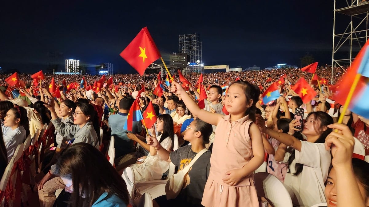 Carnaval Hạ Long 2025 thu hút khoảng 20.000 người dân, du khách đến thưởng thức. Ảnh: Nguyễn Thành. Carnaval Hạ Long 2025 thu hút khoảng 20.000 người dân, du khách đến thưởng thức. Ảnh: Nguyễn Thành.