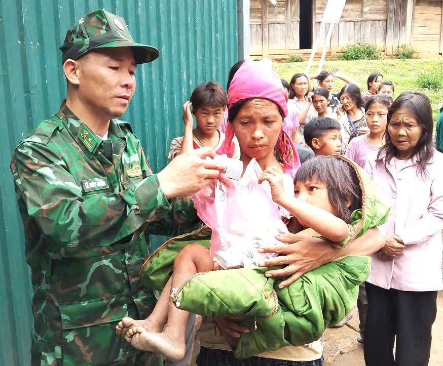 Gia đình thân nhân cùng bà con dân bản xúc động khi tìm thấy cháu Phùng Xạ X. Ảnh: T.P. Gia đình thân nhân cùng bà con dân bản xúc động khi tìm thấy cháu Phùng Xạ X. Ảnh: T.P.