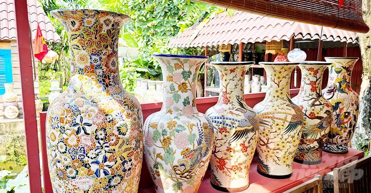 Các địa điểm trưng bày dòng gốm mỹ nghệ Biên Hòa được nhiều du khách chọn làm nơi check in rất thích thú. Các địa điểm trưng bày dòng gốm mỹ nghệ Biên Hòa được nhiều du khách chọn làm nơi check in rất thích thú.
