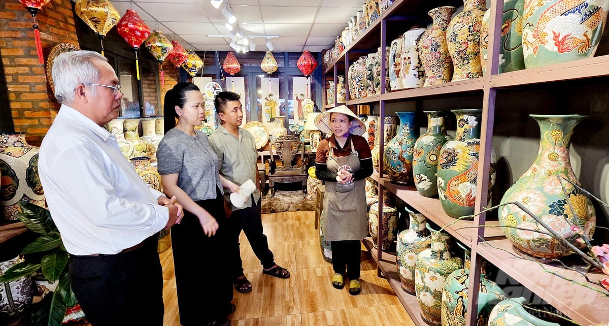 Nhiều du khách đến tham quan Festival Gốm và nghe nghệ nhân giới thiệu về gốm Biên Hòa cổ. Nhiều du khách đến tham quan Festival Gốm và nghe nghệ nhân giới thiệu về gốm Biên Hòa cổ.
