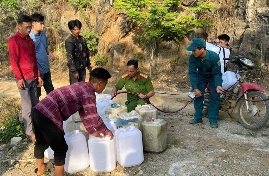 UBND huyện đang xây dựng kịch bản điều hành sản xuất, rà soát và chuyển đổi cây trồng ngắn ngày, chịu hạn, ưu tiên cấp nước cho sinh hoạt. Ảnh: Bảo Hà. UBND huyện đang xây dựng kịch bản điều hành sản xuất, rà soát và chuyển đổi cây trồng ngắn ngày, chịu hạn, ưu tiên cấp nước cho sinh hoạt. Ảnh: Bảo Hà.