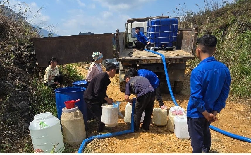 Huyện phối hợp với các xã tổ chức chở nước bằng xe bồn đến các khu dân cư thiếu nước nghiêm trọng. Ảnh: Bảo Hà. Huyện phối hợp với các xã tổ chức chở nước bằng xe bồn đến các khu dân cư thiếu nước nghiêm trọng. Ảnh: Bảo Hà.
