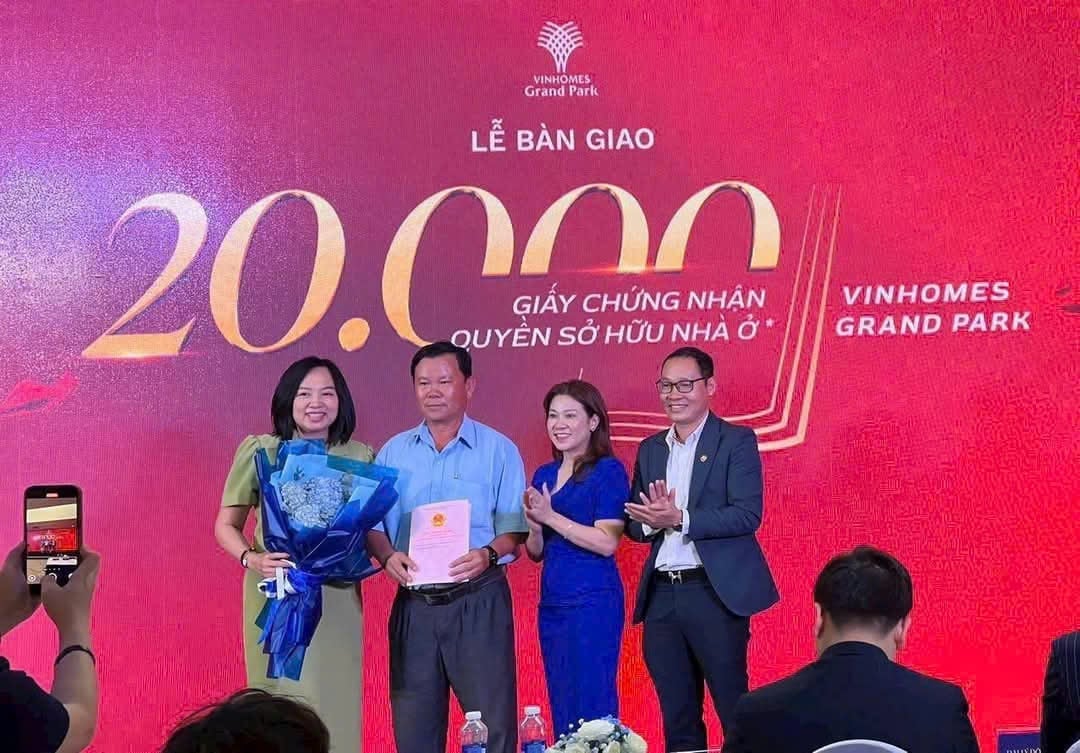 Đến hết năm 2025, sẽ có 20.000 sổ hồng được trao cho cư dân Vinhomes Grand Park. Đến hết năm 2025, sẽ có 20.000 sổ hồng được trao cho cư dân Vinhomes Grand Park.