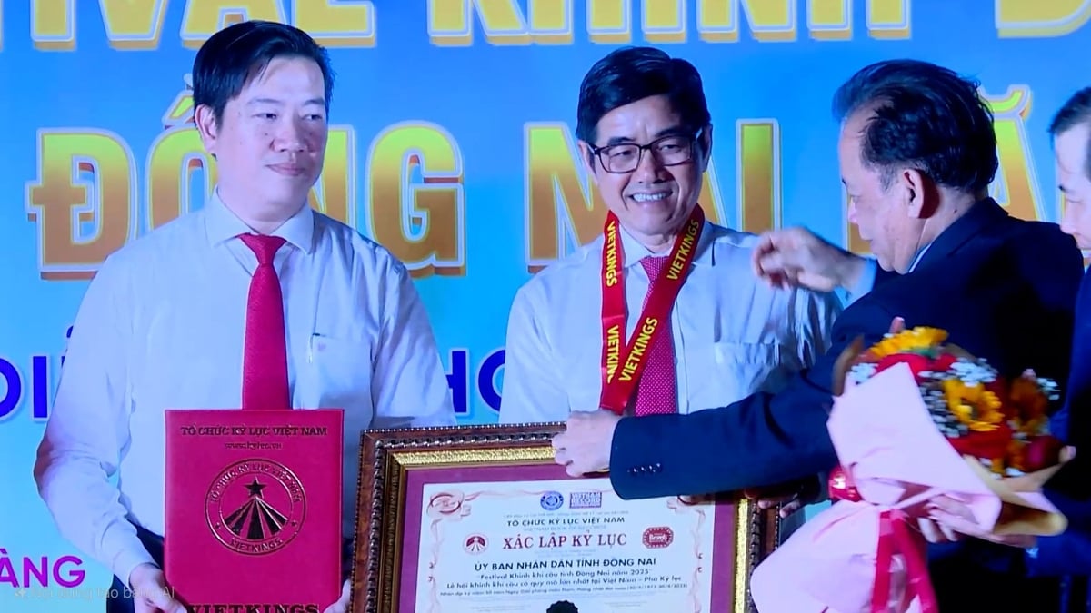 Tổ chức Kỷ lục Việt Nam (VietKings) cũng đã trao bằng xác lập kỷ lục 'Lễ hội khinh khí cầu có quy mô lớn nhất Việt Nam', khẳng định dấu ấn đặc biệt của sự kiện. Ảnh: Minh Sáng. Tổ chức Kỷ lục Việt Nam (VietKings) cũng đã trao bằng xác lập kỷ lục 'Lễ hội khinh khí cầu có quy mô lớn nhất Việt Nam', khẳng định dấu ấn đặc biệt của sự kiện. Ảnh: Minh Sáng.