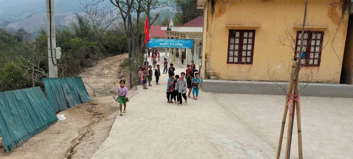 Đường bê tông giúp 'hành trình tìm chữ' đỡ gian nan hơn với những đứa trẻ người dân tộc Mông. Ảnh: Thanh Tâm. Đường bê tông giúp 'hành trình tìm chữ' đỡ gian nan hơn với những đứa trẻ người dân tộc Mông. Ảnh: Thanh Tâm.