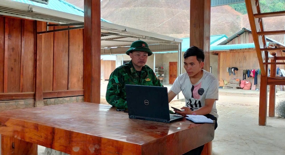 Chàng trai người dân tộc Mông, lấy vợ từ rất sớm nhưng lại thành thạo máy vi tính. Ảnh: Thanh Tâm. Chàng trai người dân tộc Mông, lấy vợ từ rất sớm nhưng lại thành thạo máy vi tính. Ảnh: Thanh Tâm.