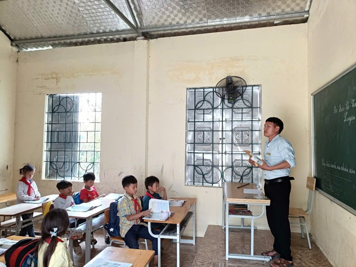 Thầy giáo Chai đang say sưa giảng bài. Ảnh: Thanh Tâm Thầy giáo Chai đang say sưa giảng bài. Ảnh: Thanh Tâm