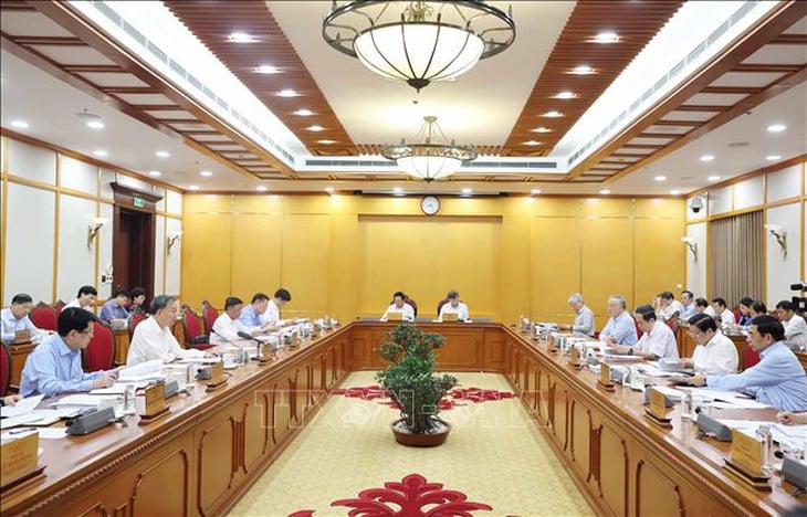 Bộ Chính trị, Ban Bí thư đã họp, cho ý kiến về tình hình, tiến độ thực hiện Nghị quyết Trung ương 11 khóa XIII, các kết luận của Bộ Chính trị, Ban Bí thư về sắp xếp tổ chức bộ máy và đơn vị hành chính các cấp. Ảnh: TTXVN. Bộ Chính trị, Ban Bí thư đã họp, cho ý kiến về tình hình, tiến độ thực hiện Nghị quyết Trung ương 11 khóa XIII, các kết luận của Bộ Chính trị, Ban Bí thư về sắp xếp tổ chức bộ máy và đơn vị hành chính các cấp. Ảnh: TTXVN.