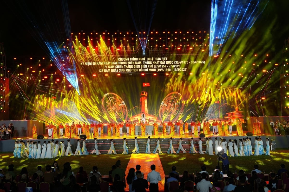 Sự tham gia của hàng trăm nghệ sĩ, diễn viên, ca sĩ nổi tiếng là một trong những yếu tố làm nên thành công của chương trình. Ảnh: Trần Hương. Sự tham gia của hàng trăm nghệ sĩ, diễn viên, ca sĩ nổi tiếng là một trong những yếu tố làm nên thành công của chương trình. Ảnh: Trần Hương.