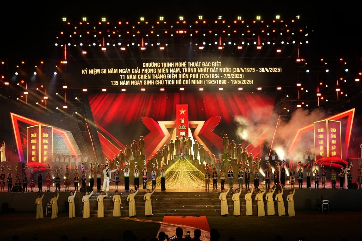 Chương trình được dàn dựng công phu, sân khấu hoành tráng. Ảnh: Trần Hương. Chương trình được dàn dựng công phu, sân khấu hoành tráng. Ảnh: Trần Hương.