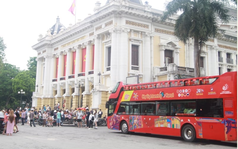 Khung cảnh nhộn nhịp trước khu vực Nhà Hát Lớn Hà Nội. Khung cảnh nhộn nhịp trước khu vực Nhà Hát Lớn Hà Nội.