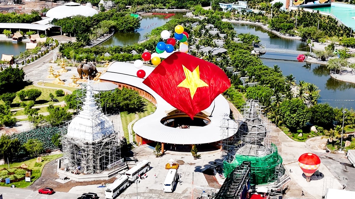 Festival năm nay có lễ dương đại kỳ 2025 m2 tượng trưng cho năm 2025 với nhiều hoạt động ý nghĩa chào mừng các ngày lễ lớn của đất nước. Ảnh: Minh Sáng. Festival năm nay có lễ dương đại kỳ 2025 m2 tượng trưng cho năm 2025 với nhiều hoạt động ý nghĩa chào mừng các ngày lễ lớn của đất nước. Ảnh: Minh Sáng.