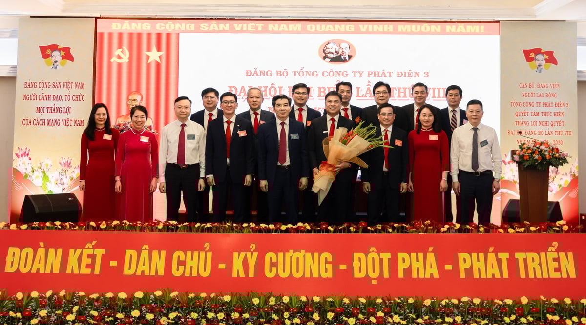 Các đại biểu chúc mừng Ban Chấp hành Đảng bộ Tổng Công ty Phát điện 3 lần thứ VIII, nhiệm kỳ 2025 - 2030. Ảnh: EVNGENCO3. Các đại biểu chúc mừng Ban Chấp hành Đảng bộ Tổng Công ty Phát điện 3 lần thứ VIII, nhiệm kỳ 2025 - 2030. Ảnh: EVNGENCO3.