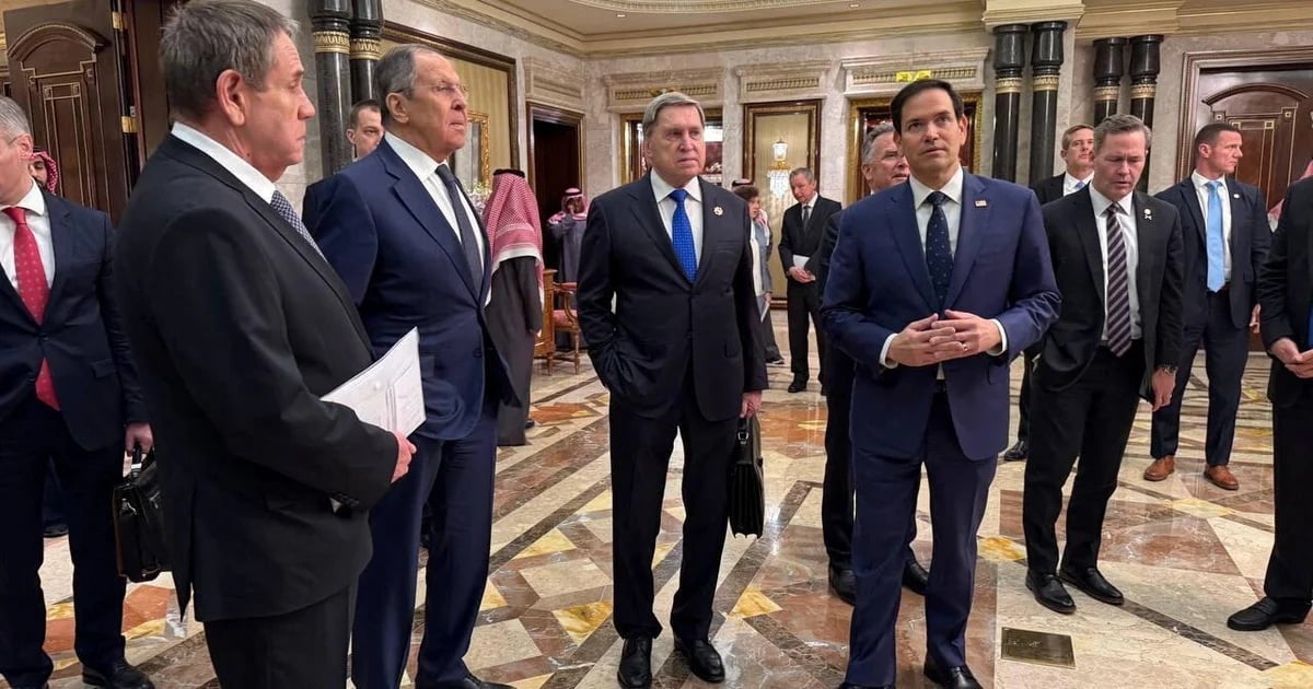 Ngoại trưởng Mỹ Marco Rubio, Bộ trưởng Ngoại giao Nga Sergey Lavrov, cố vấn chính sách đối ngoại của Tổng thống Nga Yuri Ushakov tham dự cuộc hội đàm tại Cung điện Diriyah ở Riyadh, Ả Rập Xê Út, hôm 18/2. Ảnh: Bộ Ngoại giao Nga. Ngoại trưởng Mỹ Marco Rubio, Bộ trưởng Ngoại giao Nga Sergey Lavrov, cố vấn chính sách đối ngoại của Tổng thống Nga Yuri Ushakov tham dự cuộc hội đàm tại Cung điện Diriyah ở Riyadh, Ả Rập Xê Út, hôm 18/2. Ảnh: Bộ Ngoại giao Nga.