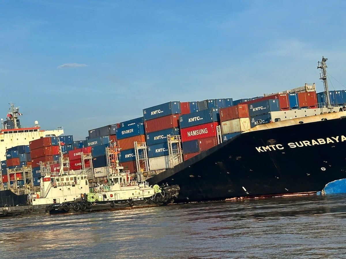 Tàu chở container quốc tịch Panama va chạm với tàu chở hàng của Hongkong trên sông Lòng Tàu, đoạn qua xã An Thới Đông, huyện Cần Giờ khuya 25/4. Ảnh: Hạ Giang. Tàu chở container quốc tịch Panama va chạm với tàu chở hàng của Hongkong trên sông Lòng Tàu, đoạn qua xã An Thới Đông, huyện Cần Giờ khuya 25/4. Ảnh: Hạ Giang.
