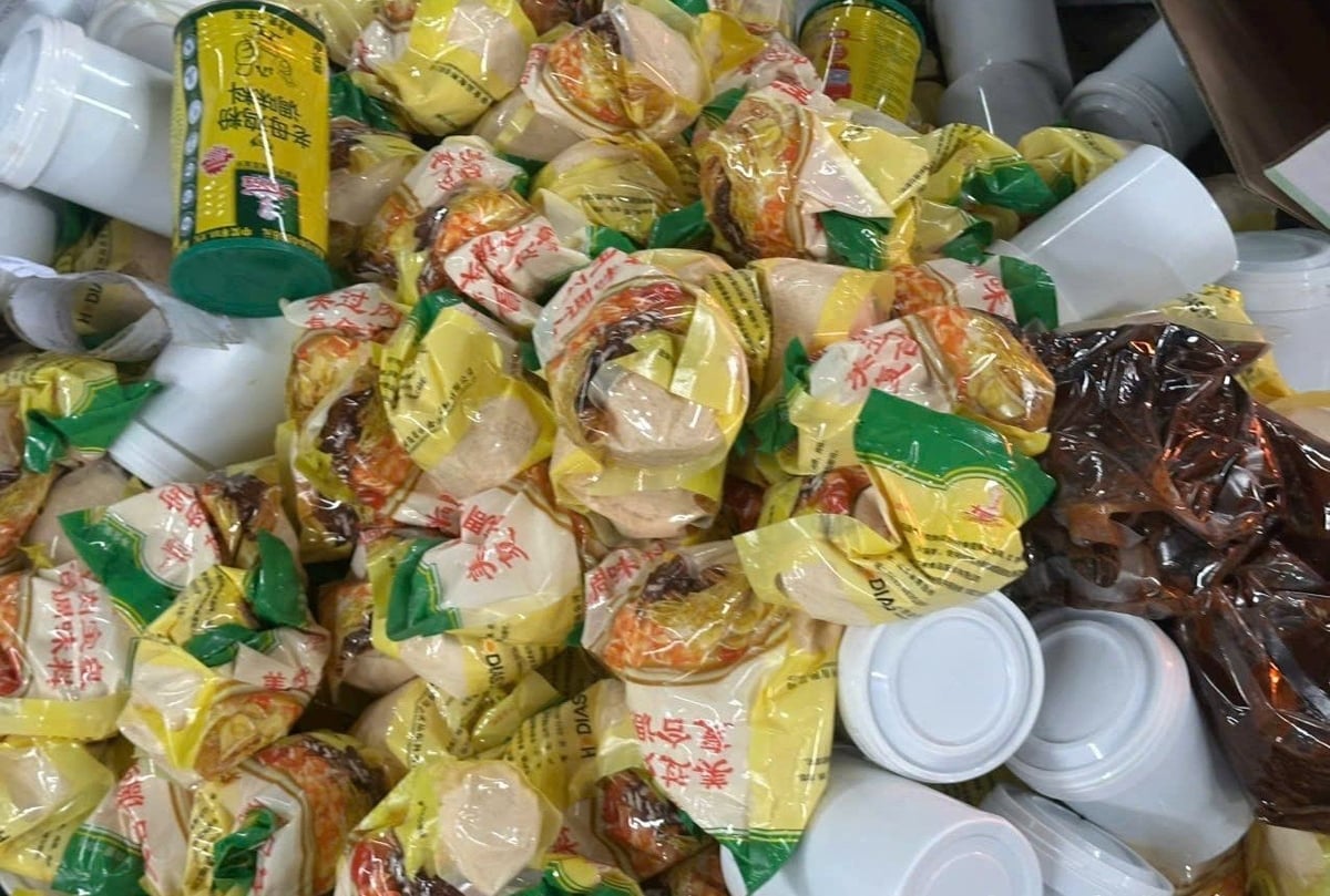 Tiêu hủy toàn bộ số hàng hóa không rõ nguồn gốc, xuất xứ. Ảnh: baohaiduong.vn. Tiêu hủy toàn bộ số hàng hóa không rõ nguồn gốc, xuất xứ. Ảnh: baohaiduong.vn.