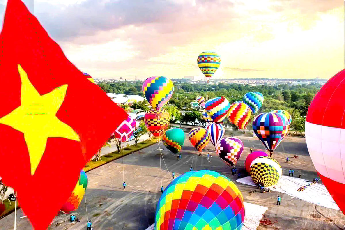 Festival Gốm – Khinh khí cầu Đồng Nai năm 2025 đã để lại nhiều ấn tượng sâu đậm trong lòng hàng chục nghìn du khách trong và ngoài tỉnh. Ảnh: Lò Văn Hợp. Festival Gốm – Khinh khí cầu Đồng Nai năm 2025 đã để lại nhiều ấn tượng sâu đậm trong lòng hàng chục nghìn du khách trong và ngoài tỉnh. Ảnh: Lò Văn Hợp.