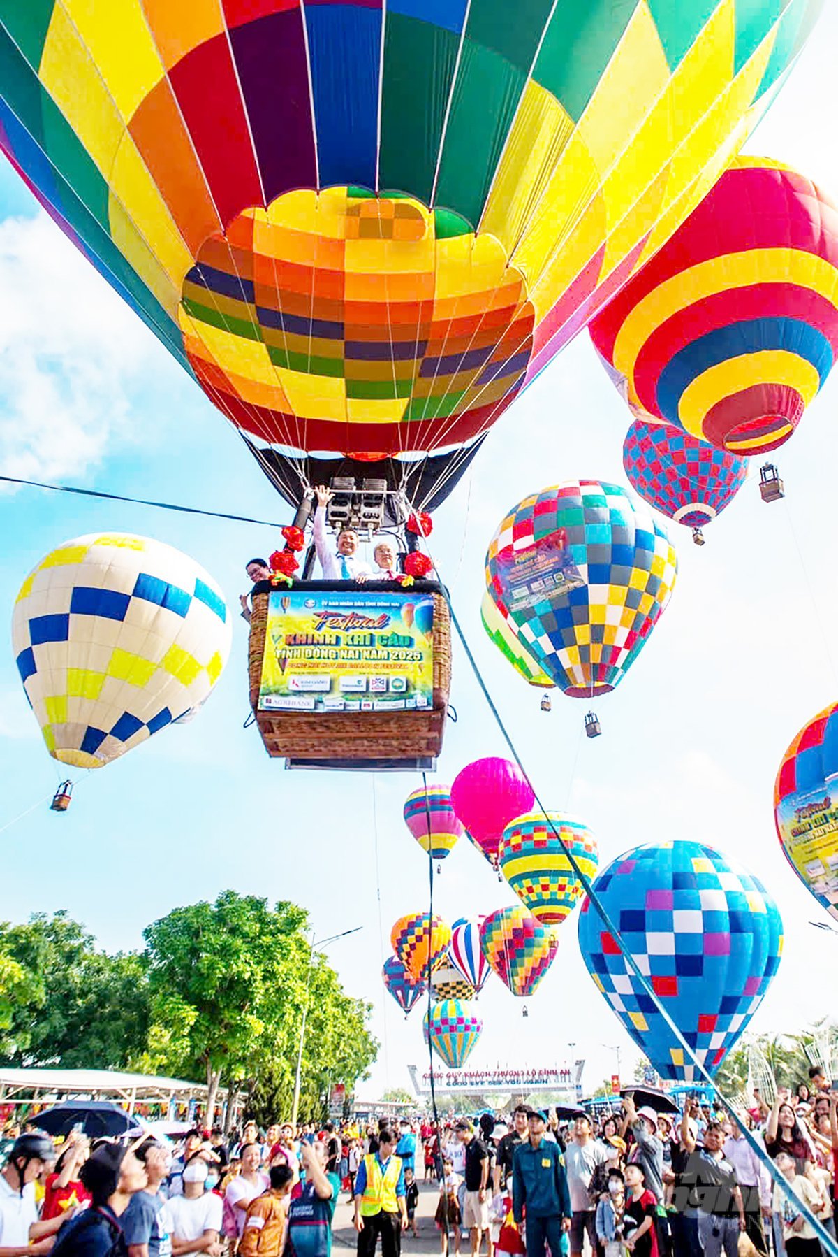 Đông đảo người dân và du khách tham gia Festival Khinh khí cầu 2025. Đông đảo người dân và du khách tham gia Festival Khinh khí cầu 2025.