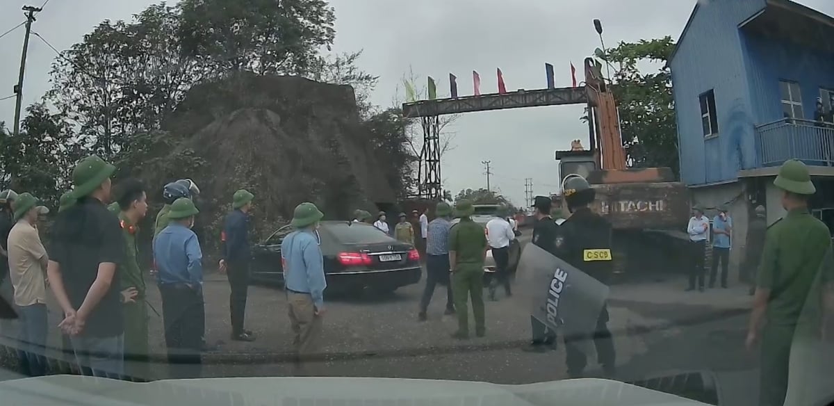 Tổ công tác sau khi cắt khóa cổng, tiến vào cảng Phú Thái. Ảnh: NVCC. Tổ công tác sau khi cắt khóa cổng, tiến vào cảng Phú Thái. Ảnh: NVCC.