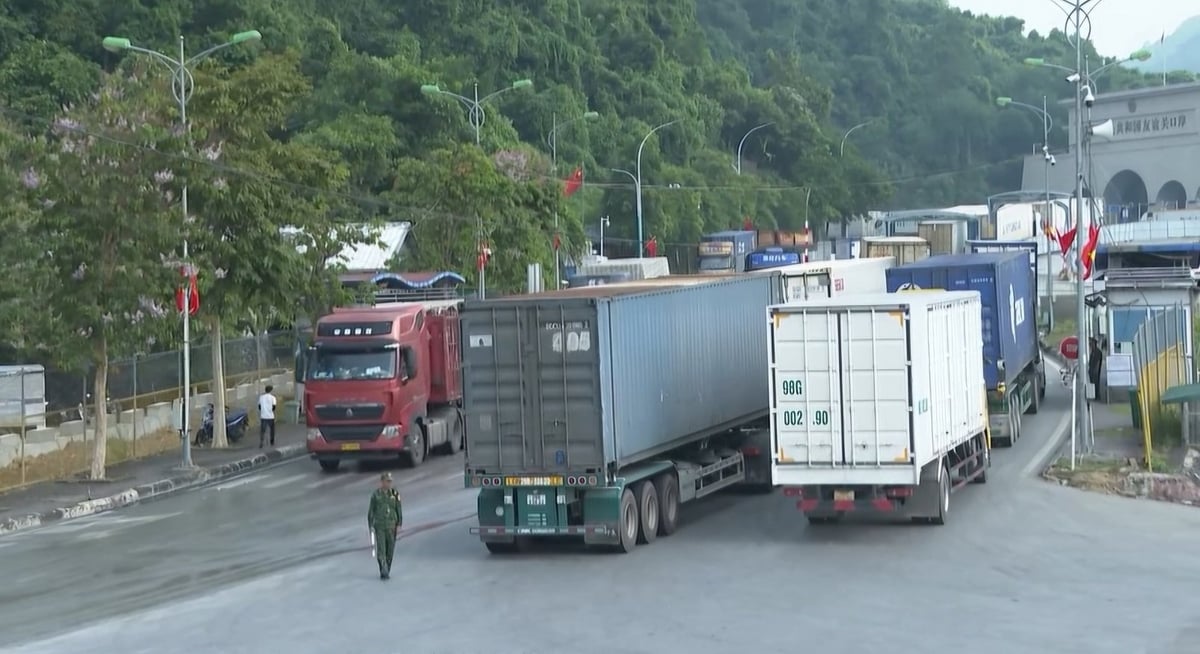Dịp nghỉ lễ 30/4 - 1/5 năm nay có hơn 6.500 phương tiện chở hàng hóa xuất nhập khẩu qua các cửa khẩu ở Lạng Sơn. Ảnh: Hoàng Nghĩa. Dịp nghỉ lễ 30/4 - 1/5 năm nay có hơn 6.500 phương tiện chở hàng hóa xuất nhập khẩu qua các cửa khẩu ở Lạng Sơn. Ảnh: Hoàng Nghĩa.
