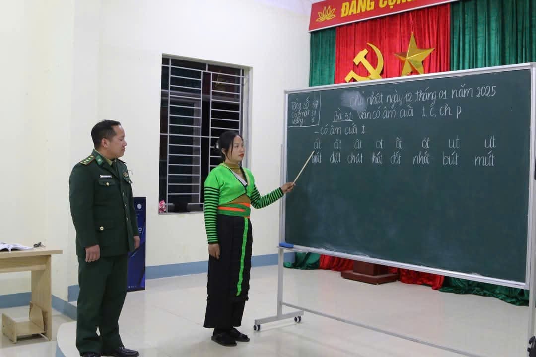 Để vận động những người phụ nữ dân tộc Mông tới lớp, là cả hành trình của Đồn Biên phòng Quang Chiểu. Ảnh: Thanh Tâm. Để vận động những người phụ nữ dân tộc Mông tới lớp, là cả hành trình của Đồn Biên phòng Quang Chiểu. Ảnh: Thanh Tâm.