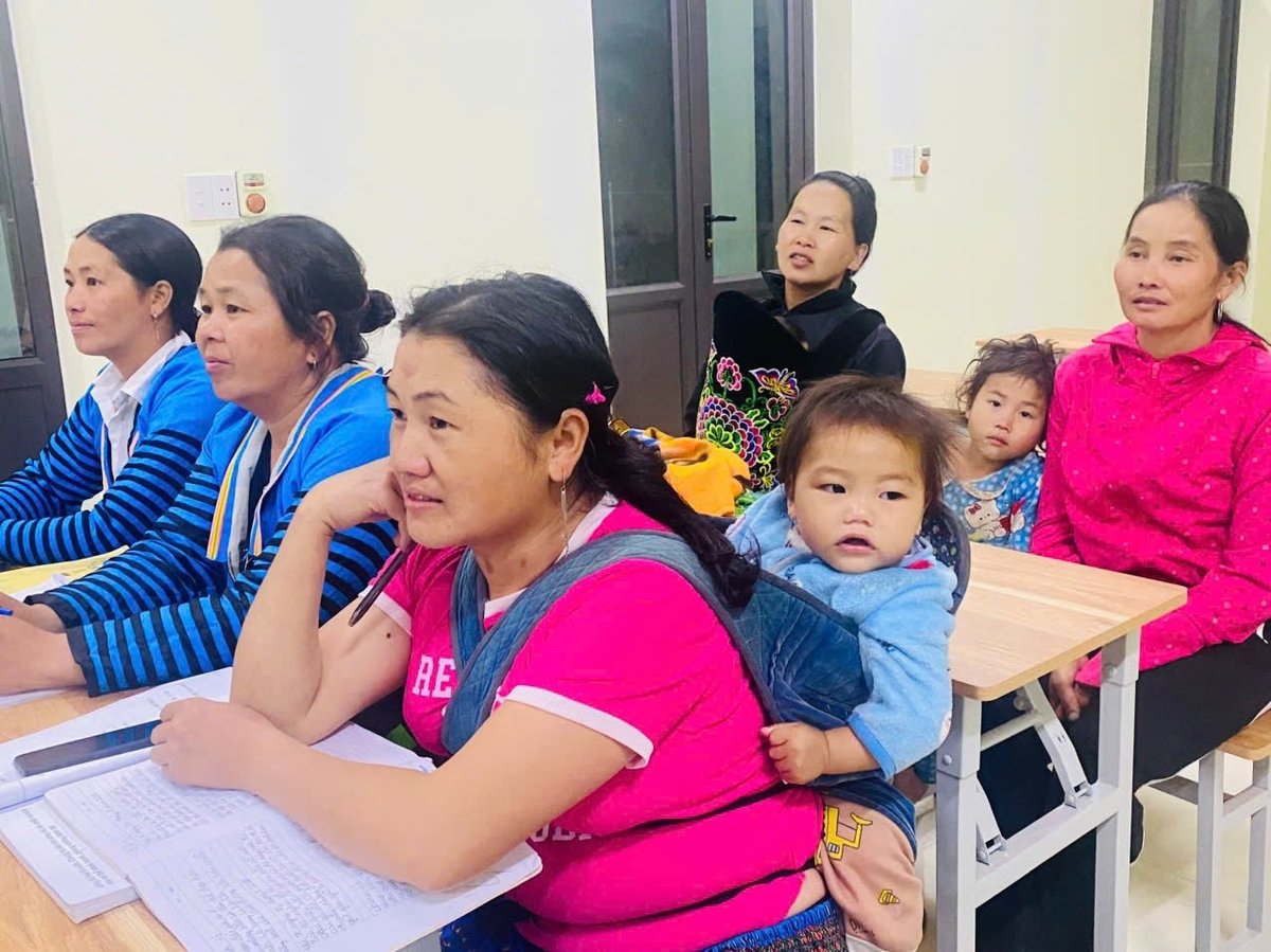 Bà Lâu Thị Ly (áo hồng) địu cả cháu, cùng con dâu tới lớp học mỗi tối. Ảnh: Thanh Tâm. Bà Lâu Thị Ly (áo hồng) địu cả cháu, cùng con dâu tới lớp học mỗi tối. Ảnh: Thanh Tâm.