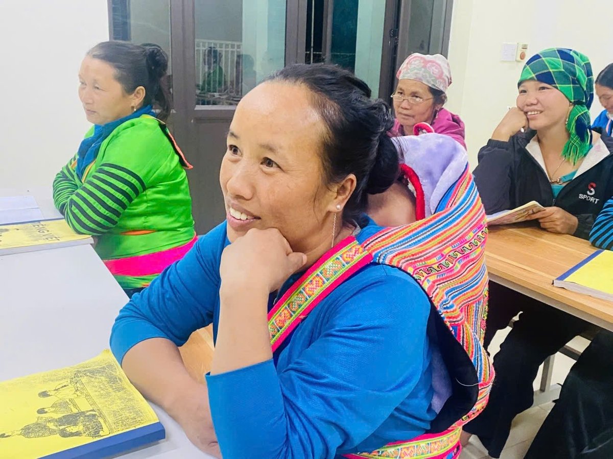 Chị Sung Thị Kía sau sinh con không bỏ học giữa chừng, tối nào cũng địu con tới lớp học. Ảnh: Thanh Tâm. Chị Sung Thị Kía sau sinh con không bỏ học giữa chừng, tối nào cũng địu con tới lớp học. Ảnh: Thanh Tâm.