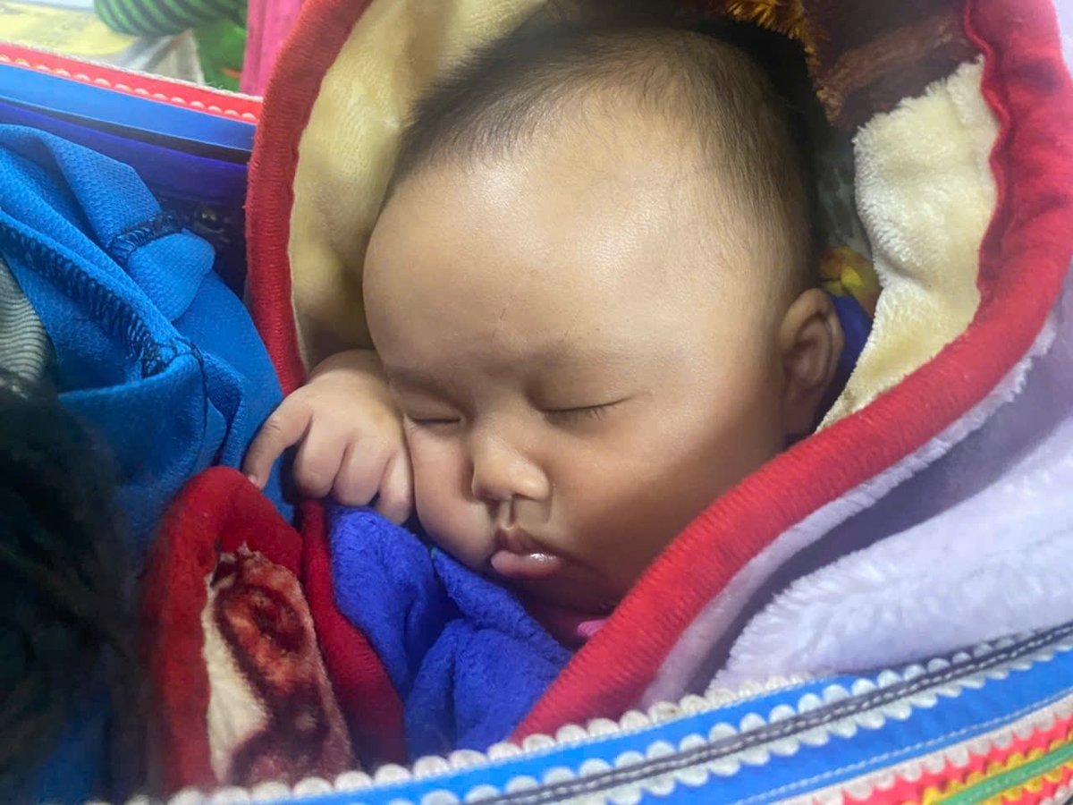 Con của chị Sung Thị Kía ngủ say khi mẹ đang học bài. Ảnh: Thanh Tâm Con của chị Sung Thị Kía ngủ say khi mẹ đang học bài. Ảnh: Thanh Tâm