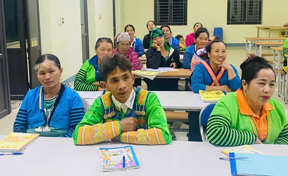 Lớp học say sưa nghe thầy giáo Chứ kể câu chuyện về mẹ vượt núi đi 'tìm chữ'. Ảnh: Thanh Tâm. Lớp học say sưa nghe thầy giáo Chứ kể câu chuyện về mẹ vượt núi đi 'tìm chữ'. Ảnh: Thanh Tâm.
