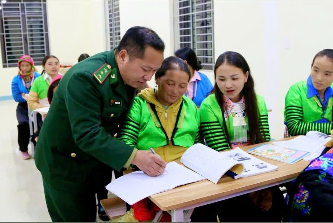 Thượng úy Chứ tận tâm luyện từng nét chữ cho những học trò đặc biệt. Ảnh: Thanh Tâm. Thượng úy Chứ tận tâm luyện từng nét chữ cho những học trò đặc biệt. Ảnh: Thanh Tâm.