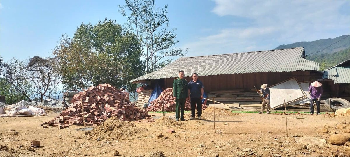 Niềm vui nhân đôi với anh Thao Văn Tông khi sắp có nhà kiên cố và vợ biết chữ. Ảnh: Thanh Tâm. Niềm vui nhân đôi với anh Thao Văn Tông khi sắp có nhà kiên cố và vợ biết chữ. Ảnh: Thanh Tâm.