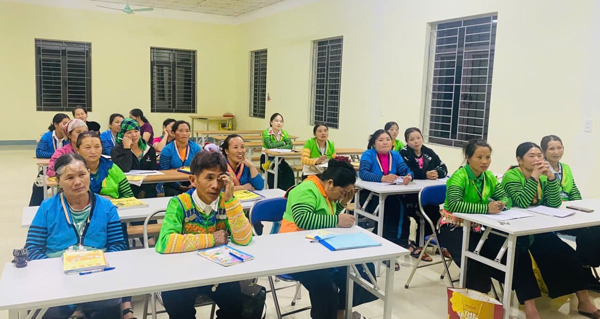 Lớp học đặc biệt nơi biên giới, đã giúp nhiều phụ nữ dân tộc Mông vượt lên trên định kiến. Ảnh: Thanh Tâm. Lớp học đặc biệt nơi biên giới, đã giúp nhiều phụ nữ dân tộc Mông vượt lên trên định kiến. Ảnh: Thanh Tâm.
