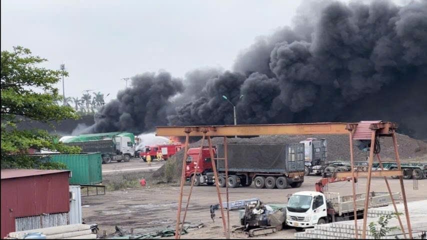 Ngọn lửa bùng cháy dữ dội trong bãi đỗ xe có hàng chục xe đầu kéo container. Ảnh: IT. Ngọn lửa bùng cháy dữ dội trong bãi đỗ xe có hàng chục xe đầu kéo container. Ảnh: IT.