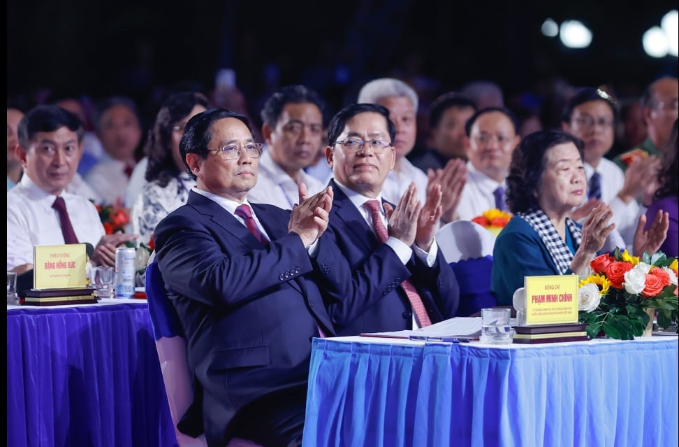 Thủ tướng Phạm Minh Chính dự Lễ kỷ niệm 50 năm Ngày Giải phóng Côn Đảo (1/5/1975 - 1/5/2025) và Chương trình chính luận nghệ thuật đặc biệt 'Côn Đảo - Hùng ca ý chí Việt Nam'. Ảnh: Dương Giang. Thủ tướng Phạm Minh Chính dự Lễ kỷ niệm 50 năm Ngày Giải phóng Côn Đảo (1/5/1975 - 1/5/2025) và Chương trình chính luận nghệ thuật đặc biệt 'Côn Đảo - Hùng ca ý chí Việt Nam'. Ảnh: Dương Giang.