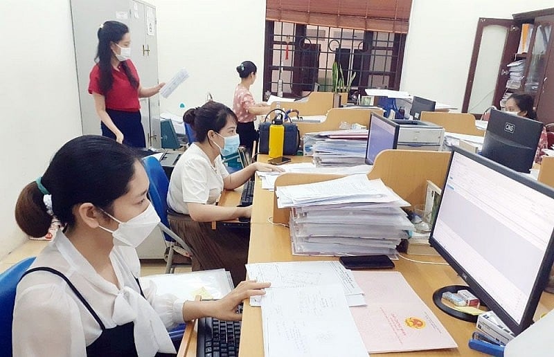 Dự thảo Nghị định quy định rút ngắn các bước, giảm thời gian giải quyết các thủ tục về đất đai từ cấp huyện chuyển về cấp xã thực hiện như giao đất ở cho cá nhân, cấp giấy chứng nhận lần đầu thuộc thẩm quyền của UBND cấp xã. Ảnh minh họa. Dự thảo Nghị định quy định rút ngắn các bước, giảm thời gian giải quyết các thủ tục về đất đai từ cấp huyện chuyển về cấp xã thực hiện như giao đất ở cho cá nhân, cấp giấy chứng nhận lần đầu thuộc thẩm quyền của UBND cấp xã. Ảnh minh họa.